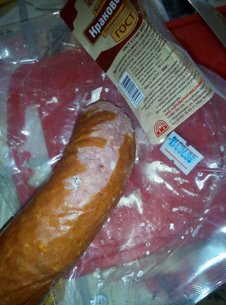 На Росії жінка купила ковбасу з "білетом до пекла" - фото 2