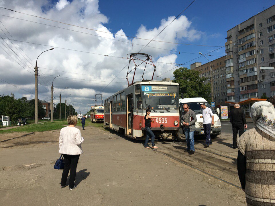 У Харкові трамвай зіткнувся з "Газеллю" - фото 1