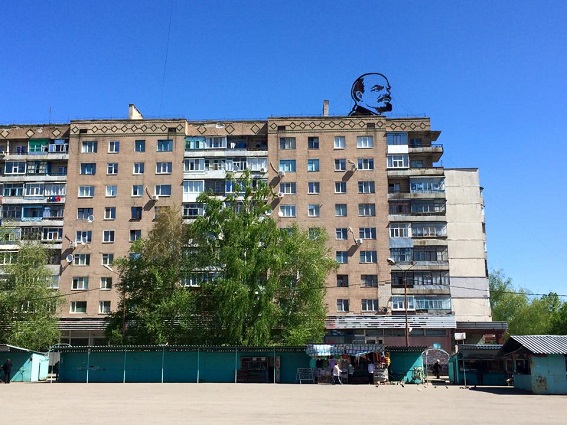 В Первомайському є Ленін, що живе на даху (ФОТОФАКТ) - фото 1