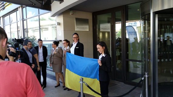 З літака на базу: як збірну України на Євро зустрічали (ФОТО, ВІДЕО) - фото 6