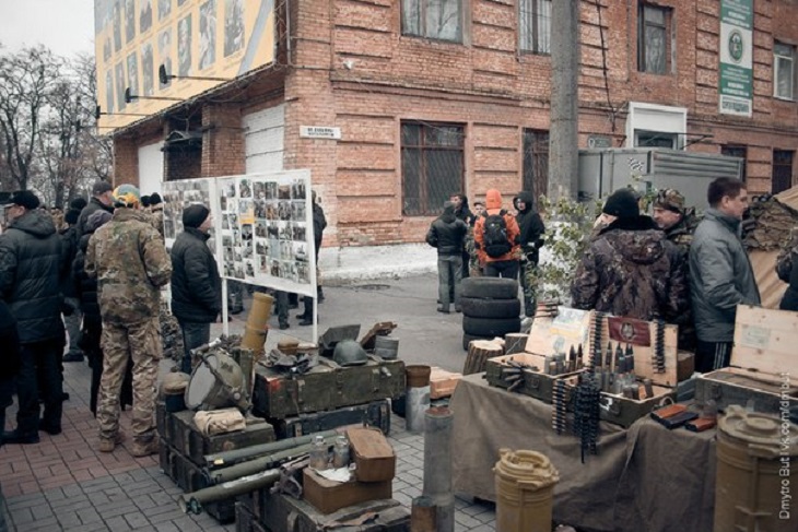 У Нікополі пам'ять загиблих героїв вшанували величезним білбордом і світлинами - фото 4