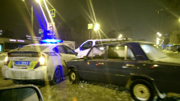 У Харкові поліцейський автомобіль протаранив ВАЗ - фото 2