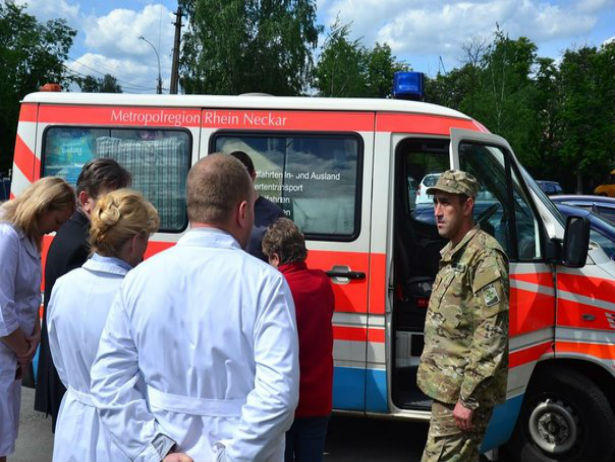 Українська діаспора передала сумським прикордонникам спецавто для АТО (ФОТОФАКТ) - фото 1