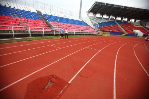 На Росії "провалилася" бігова доріжка на стадіоні - фото 1