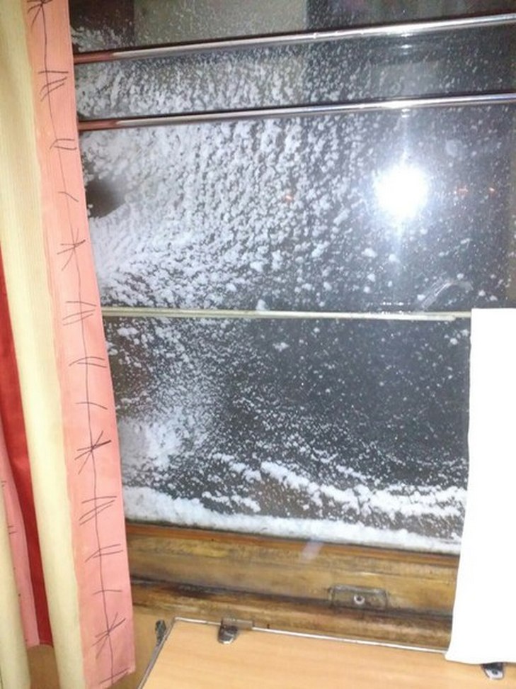 Пасажирів поїзда "Харків - Одеса" засипає снігом прямо всередині вагонів - фото 3