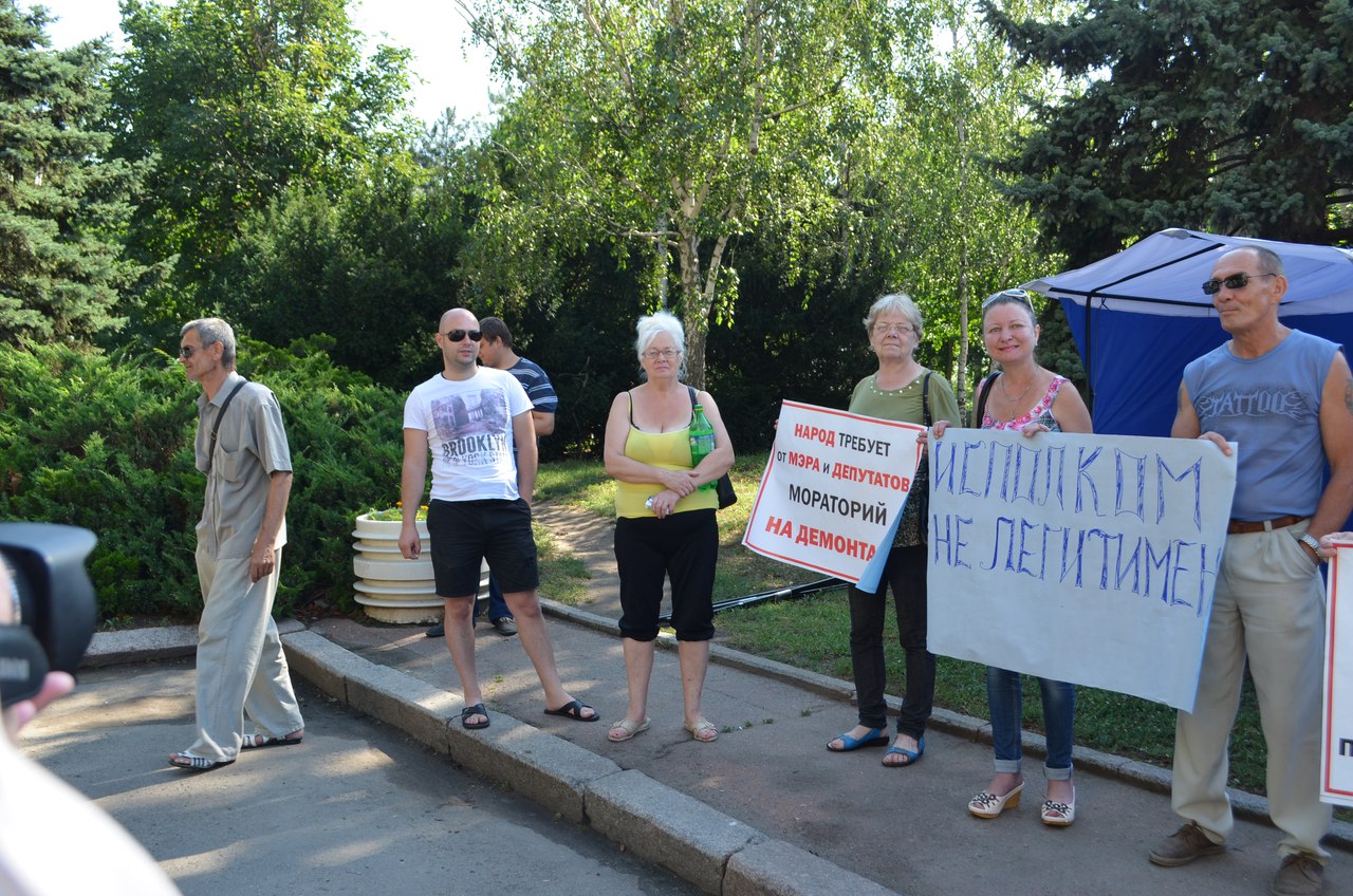 Під Миколаївською міськрадою знову пікетують "будкарі"Під Миколаївською міськрадою знову пікетують "будкарі"