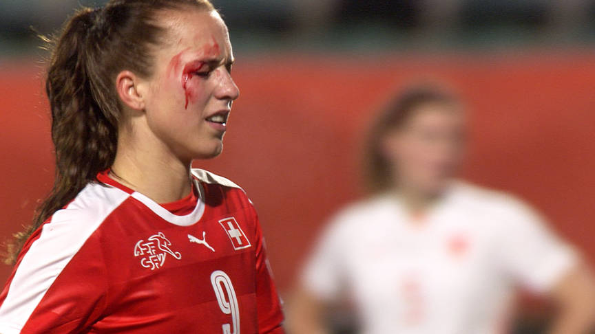 Як жінки футбол грають до крові - фото 1