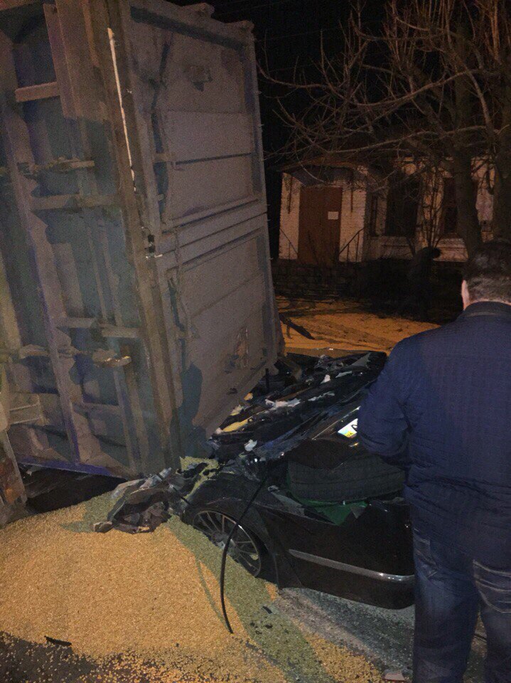 На Миколаївщині зерновоз розчавив легковик - фото 3