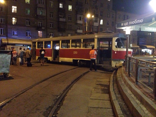 У Дніпропетровську трамвай зійшов з рейок і ледь не заїхав у "Макдональдс" (ФОТО) - фото 2