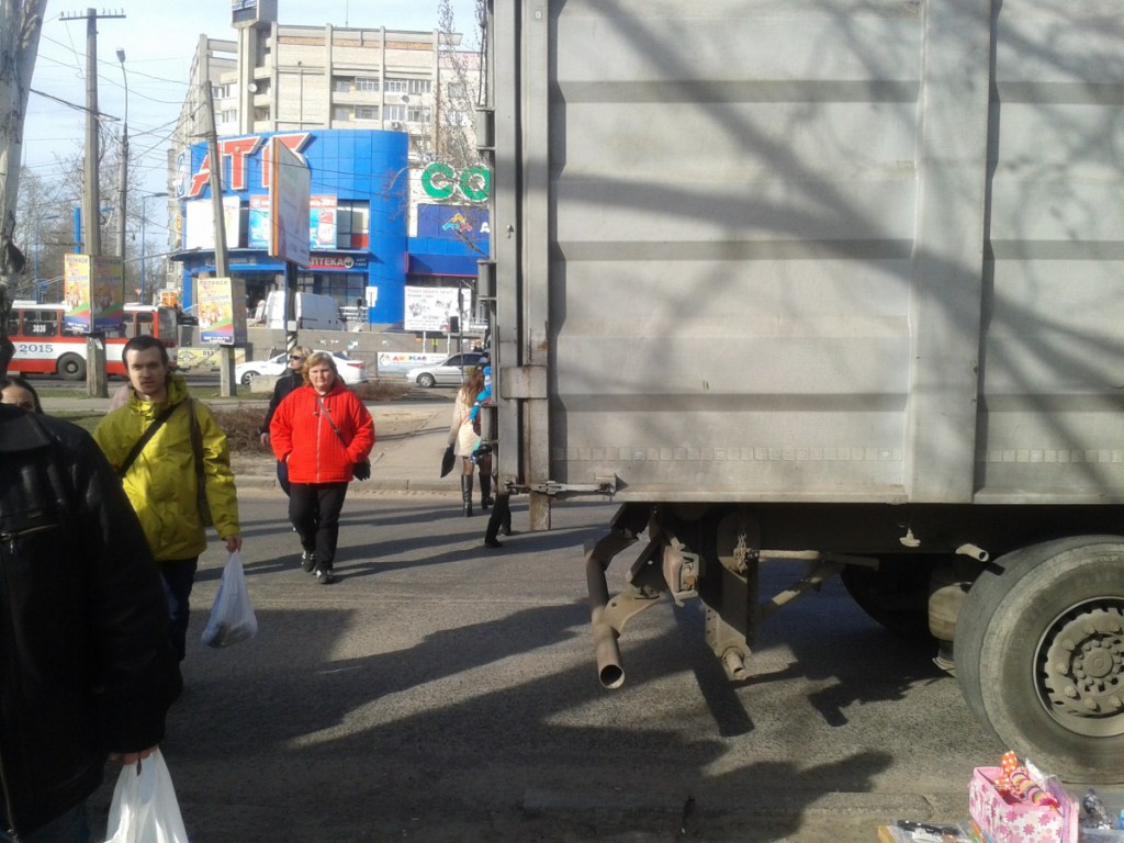 У Миколаєві фура з донецькими номерами заблокувала зупинку автобусів - фото 1