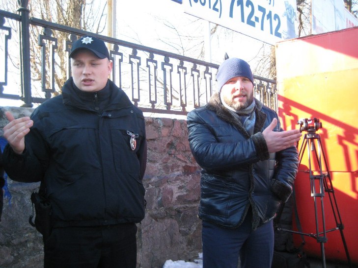 У Миколаєві на "примарній" зупинці вже три тижні ніяк не розчистять кучугури