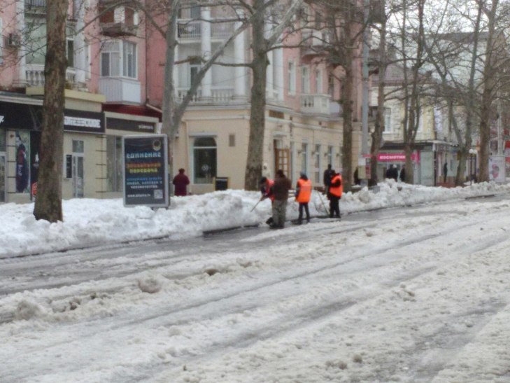 У Миколаєві комунальники граються зі снігом на головній вулиці міста - фото 1