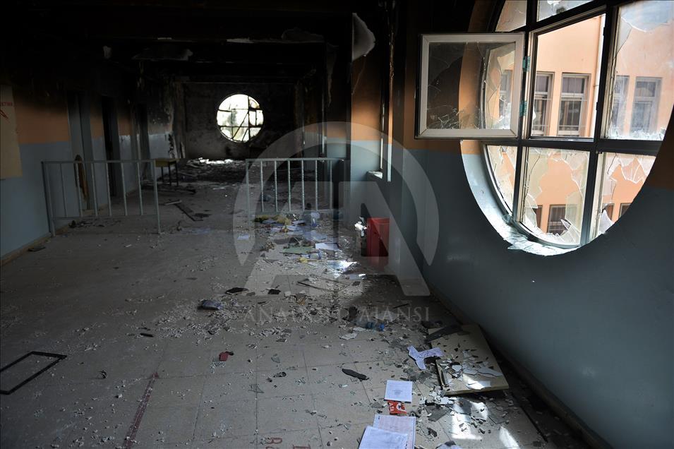 У Туреччині курди підпалили школу - фото 3