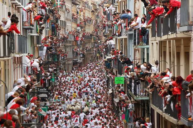 Тисячі іспанців вийшли на вулиці через "бичачі" сексуальні образи (ФОТО) - фото 1