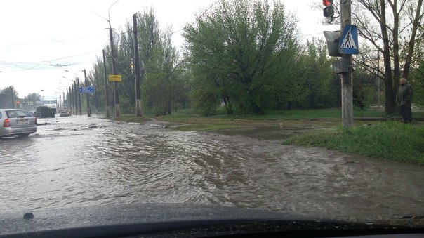 Краматорськ накрила злива з градом: Люди у воді по коліна, авто плавають (ФОТО, ВІДЕО) - фото 5