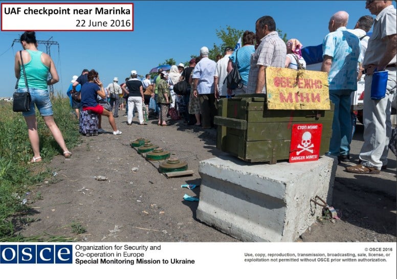 ОБСЄ показала, як під ногами людей - протитанкові міни у черзі на КПВВ на Донбасі (ФОТО) - фото 1