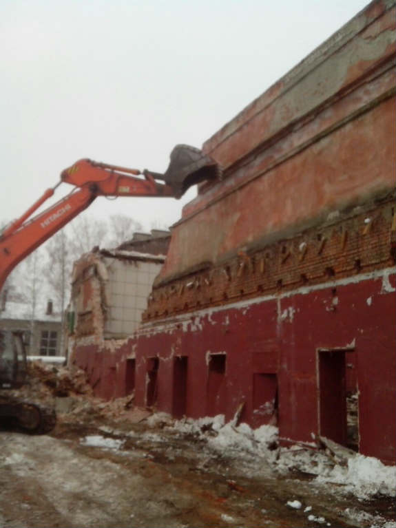 У Харкові екскаватором зруйнували будівлю колишнього кінотеатру ім. Орджонікідзе - фото 6