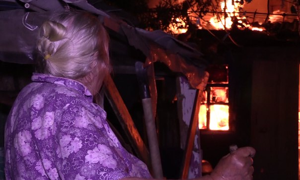 Донецьк охопило полум'ям після масованого артобстрілу (ФОТО) - фото 4