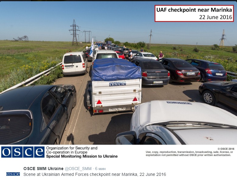 ОБСЄ показала, як під ногами людей - протитанкові міни у черзі на КПВВ на Донбасі (ФОТО) - фото 2
