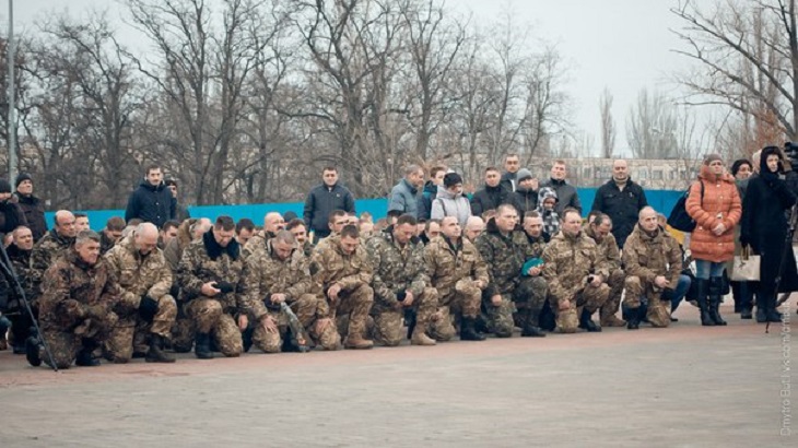 У Нікополі пам'ять загиблих героїв вшанували величезним білбордом і світлинами - фото 2