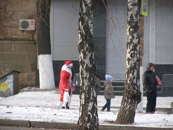 1 січня у Дніпропетровську: викинуті ялинки, голуби з пляшками і Діди Морози  - фото 1