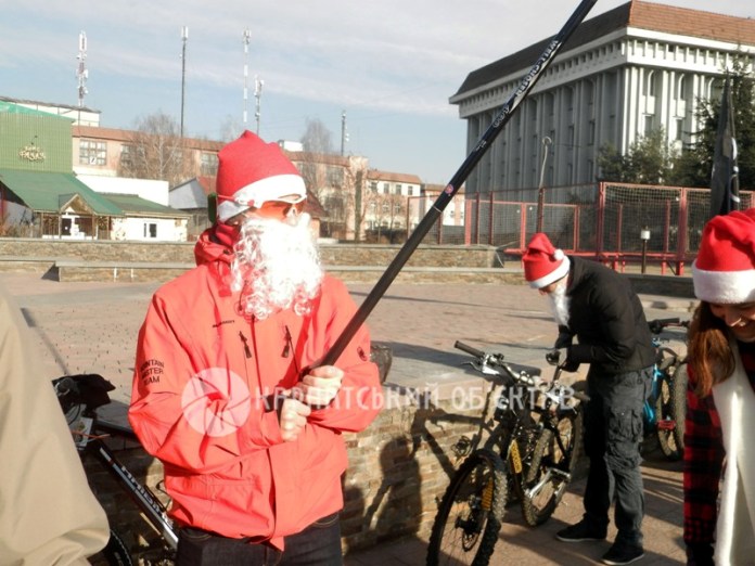 На Закарпатті Санта Клауси заради дітей їздили на велосипедах - фото 3