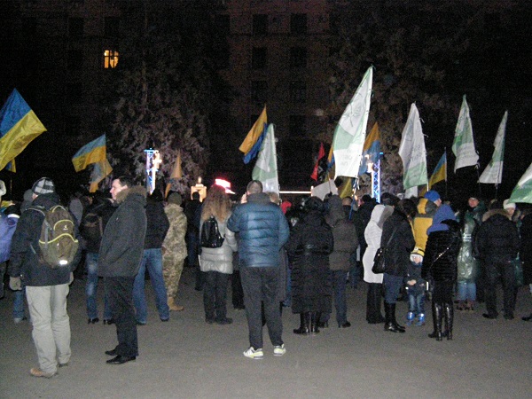 У Дніпропетровську події на Майдані згадували під партійними стягами з фаєр-шоу  - фото 1