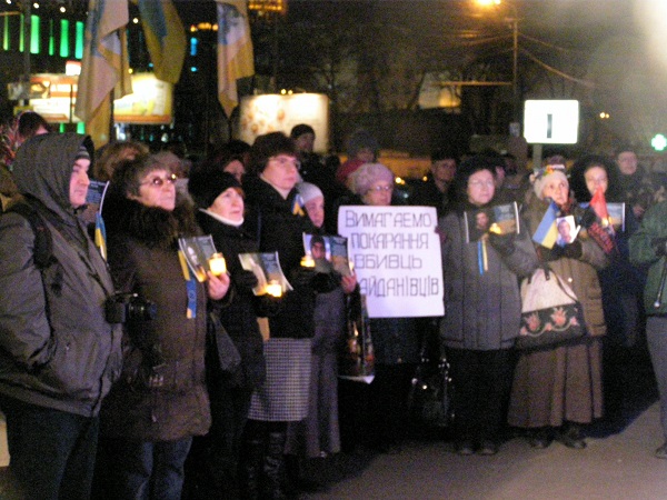 У Дніпропетровську події на Майдані згадували під партійними стягами з фаєр-шоу  - фото 2