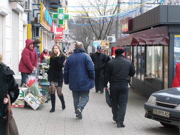 У Дніпропетровську вуличні торгівці збивають ціну на квіти до 8 березня - фото 1