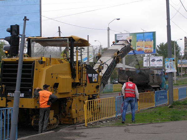 У Дніпропетровську дорога по вулиці Робочій зруйнувалася через красивий асфальт - фото 1