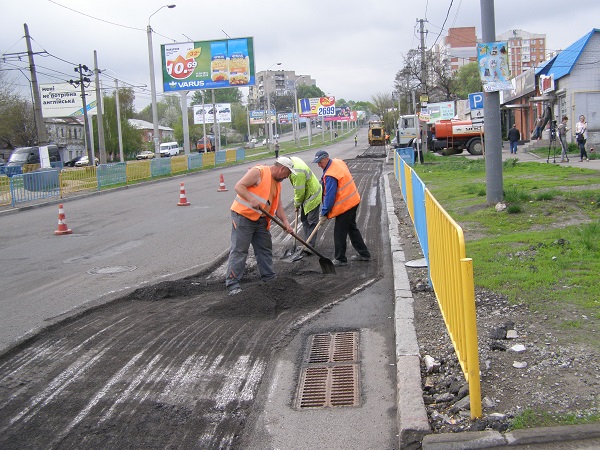 У Дніпропетровську дорога по вулиці Робочій зруйнувалася через красивий асфальт - фото 4