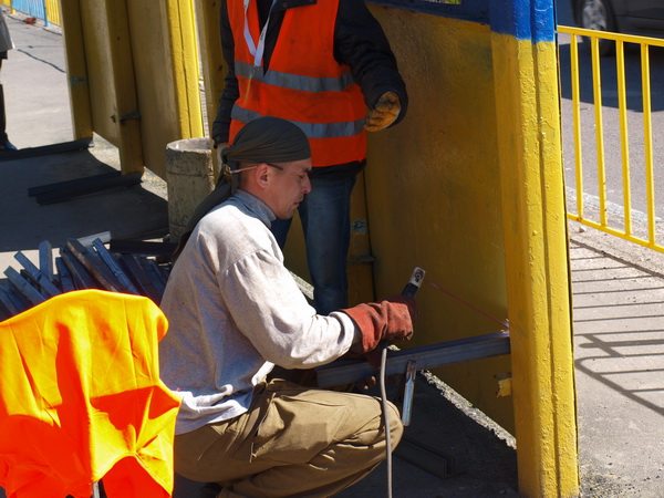 Дніпропетровські комунальники ремонтують зупинки власним коштом - фото 1