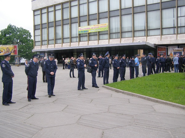 1 травня у Дніпропетровську: чорні прапори, леді в уніформі і сум пенсіонерів  - фото 7