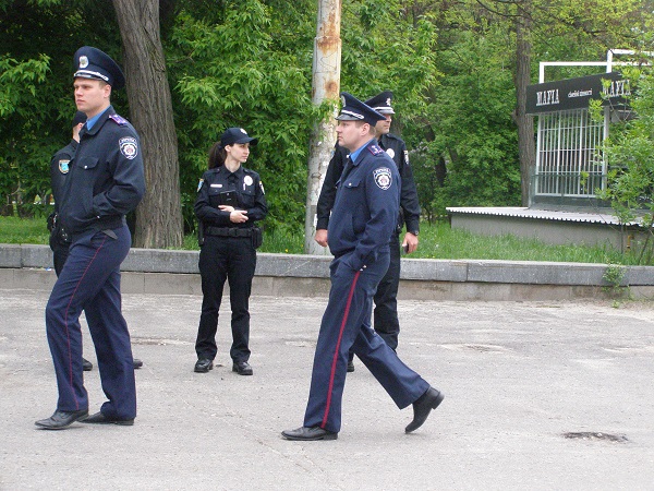 1 травня у Дніпропетровську: чорні прапори, леді в уніформі і сум пенсіонерів  - фото 11