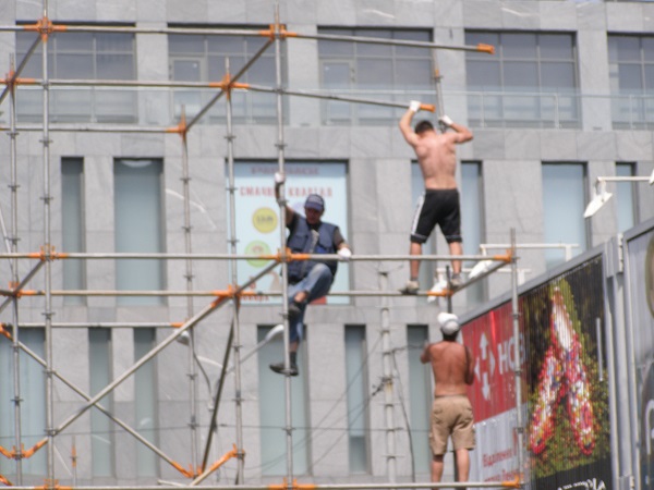 На площі Герїв Майдану почали монтаж конструкцій для фан-зони (ФОТО) - фото 2
