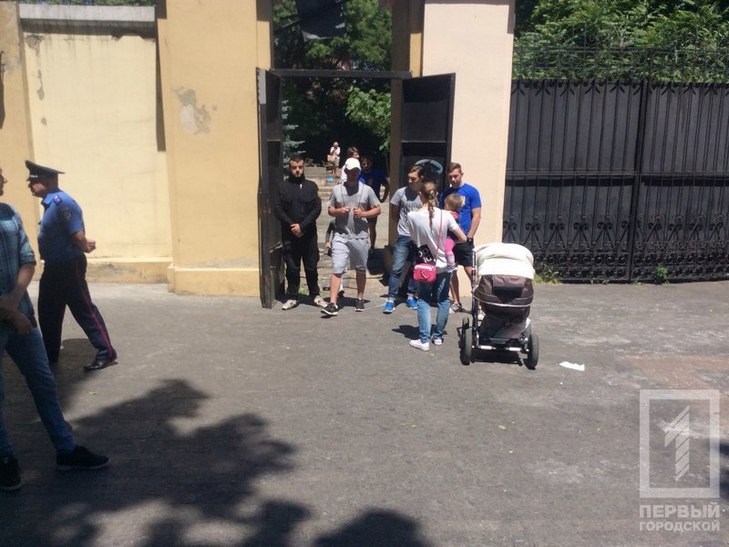 В Одесі активісти зламали ворота в Літній театр в Міському саду - фото 3