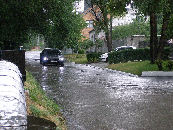 Рясний дощ у Дніпропетровську перетворив вулиці на річки і "забракував" ливневки (ФОТО) - фото 1