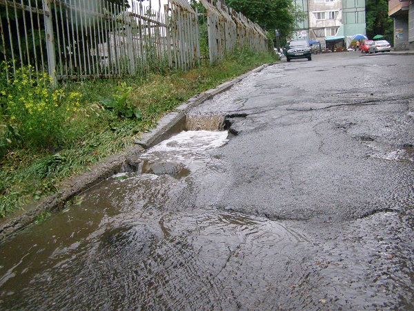 Рясний дощ у Дніпропетровську перетворив вулиці на річки і "забракував" ливневки (ФОТО) - фото 6