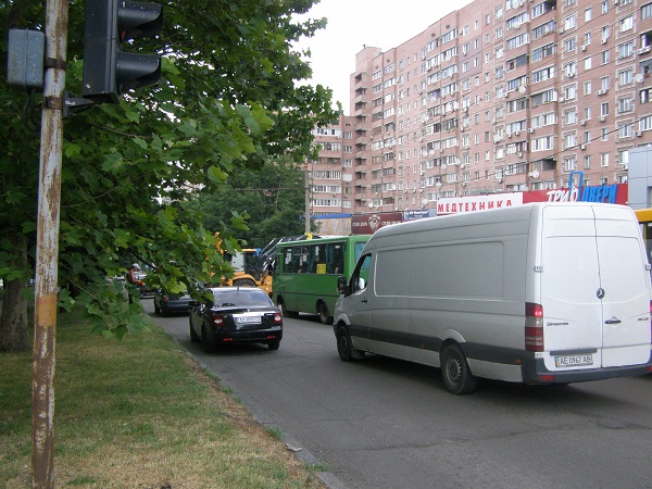 У Дніпропетровську дорожники перекривали шлях маршруткам (ФОТО) - фото 2