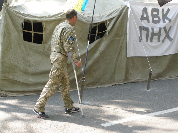 Дніпропетровський облМВС разом з "Правим сектором" пікетують поранені бійці і "цивільні" - фото 1