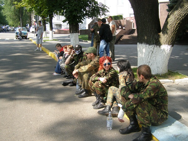 Під стінами дніпропетровського МВС "правосєкі" роздають перехожим кашу (ФОТО) - фото 1