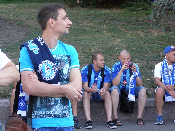 Фанати "Дніпра" та "Динамо" провели марш з піротехнікою і ескортом - фото 2