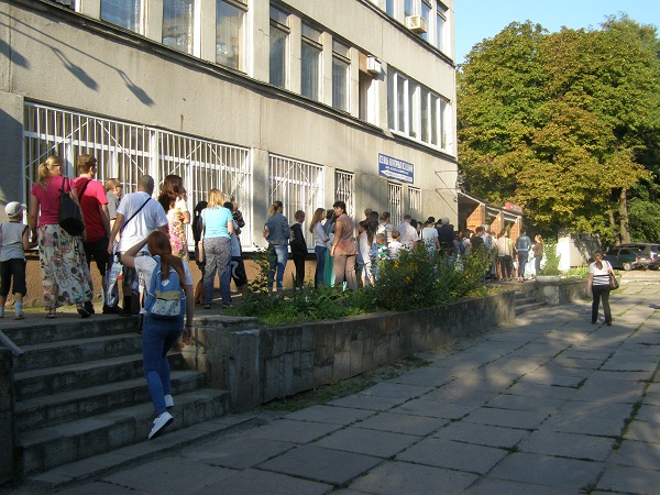 У Дніпропетровську батьки штурмують поліклініки з шостої ранку - фото 1