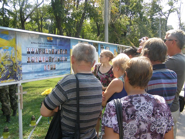 У Дніпропетровську герої Іловайська нагадали жителям міста про війну - фото 3