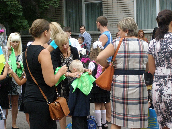 1 вересня у Дніпропетровську: вишиванки, "піонерські" хустинки и "учат в школе" - фото 6