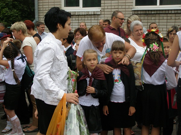 1 вересня у Дніпропетровську: вишиванки, "піонерські" хустинки и "учат в школе" - фото 5
