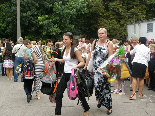 1 вересня у Дніпропетровську: вишиванки, "піонерські" хустинки и "учат в школе" - фото 7
