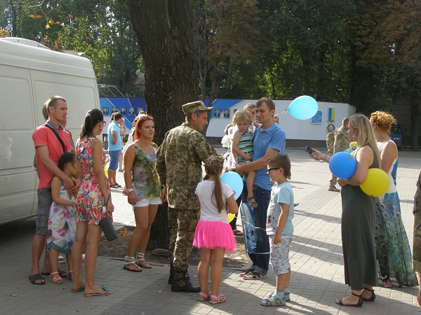 У Дніпропетровську дембелів 43 тербату зустрічали цілими родинами - фото 2