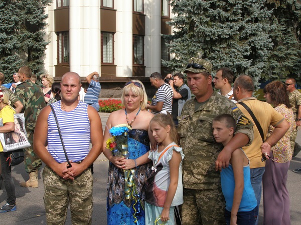 У Дніпропетровську дембелів 43 тербату зустрічали цілими родинами - фото 1