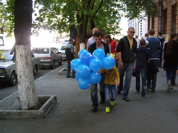 У Дніпропетровську на День міста політики піарились с землі, повітря та води - фото 1